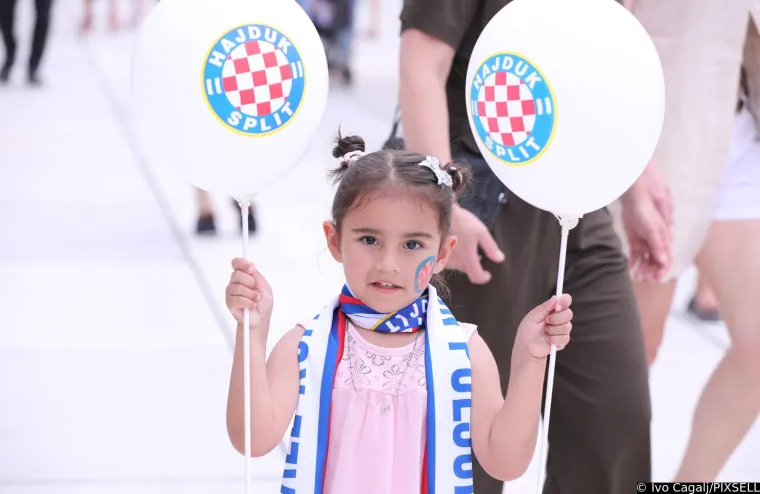 Na Poljudu će biti paklena atmosfera, Torcida preplavila grad. Pogledajte atmosferu u Splitu uoči finala Kupa između Hajduka i Rijeke