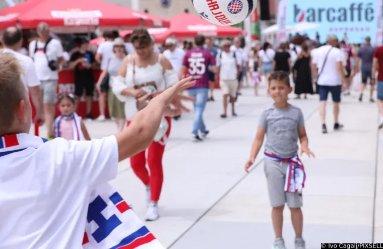 Na Poljudu će biti paklena atmosfera, Torcida preplavila grad. Pogledajte atmosferu u Splitu uoči finala Kupa između Hajduka i Rijeke