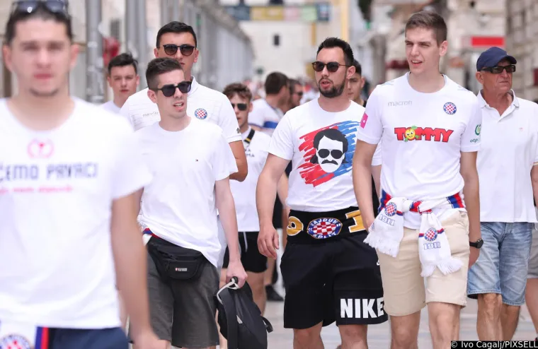 Na Poljudu će biti paklena atmosfera, Torcida preplavila grad. Pogledajte atmosferu u Splitu uoči finala Kupa između Hajduka i Rijeke