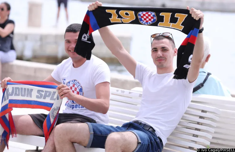 Na Poljudu će biti paklena atmosfera, Torcida preplavila grad. Pogledajte atmosferu u Splitu uoči finala Kupa između Hajduka i Rijeke