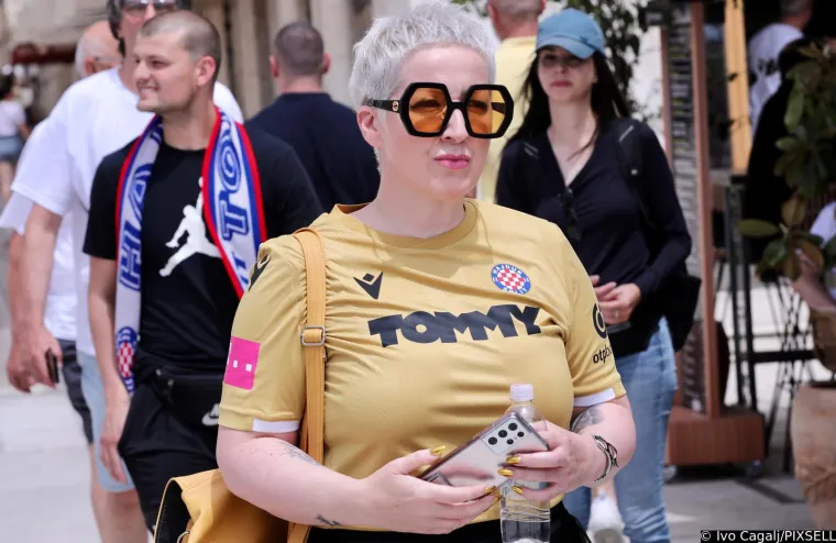 Na Poljudu će biti paklena atmosfera, Torcida preplavila grad. Pogledajte atmosferu u Splitu uoči finala Kupa između Hajduka i Rijeke