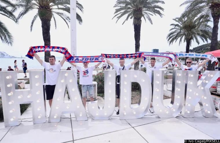 Na Poljudu će biti paklena atmosfera, Torcida preplavila grad. Pogledajte atmosferu u Splitu uoči finala Kupa između Hajduka i Rijeke