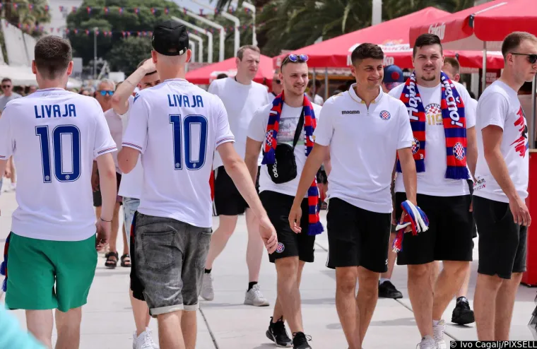 Na Poljudu će biti paklena atmosfera, Torcida preplavila grad. Pogledajte atmosferu u Splitu uoči finala Kupa između Hajduka i Rijeke