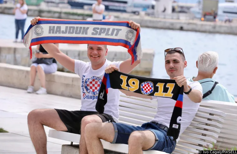 Na Poljudu će biti paklena atmosfera, Torcida preplavila grad. Pogledajte atmosferu u Splitu uoči finala Kupa između Hajduka i Rijeke
