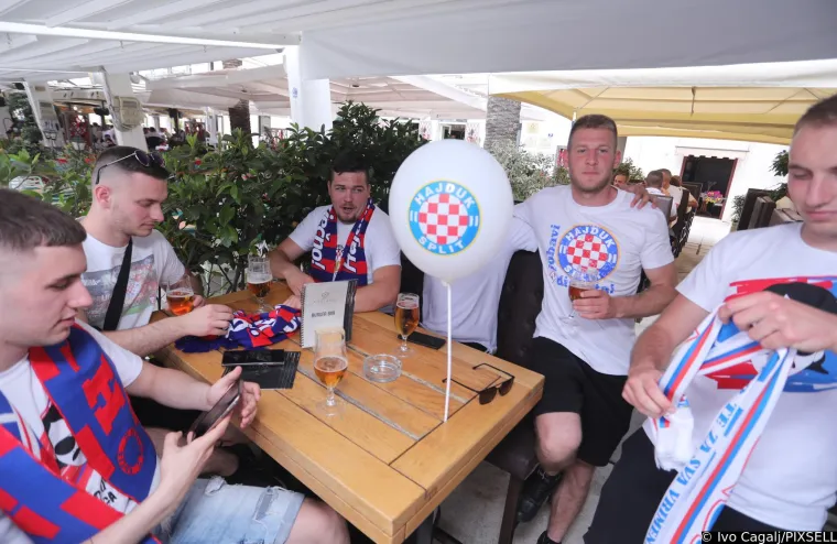 Na Poljudu će biti paklena atmosfera, Torcida preplavila grad. Pogledajte atmosferu u Splitu uoči finala Kupa između Hajduka i Rijeke