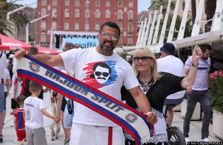 Na Poljudu će biti paklena atmosfera, Torcida preplavila grad. Pogledajte atmosferu u Splitu uoči finala Kupa između Hajduka i Rijeke