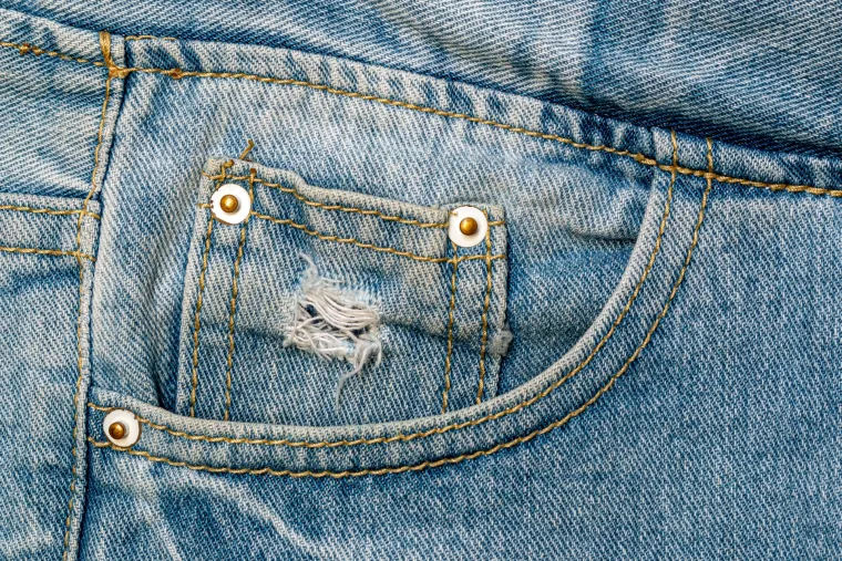 4. Male metalne zakovice na trapericama: Traperice su nekoć bile radna odjeća. Tada su zakovice osiguravale čvrstoću džepova i mogli su sigurno nositi sve vrste utega. 