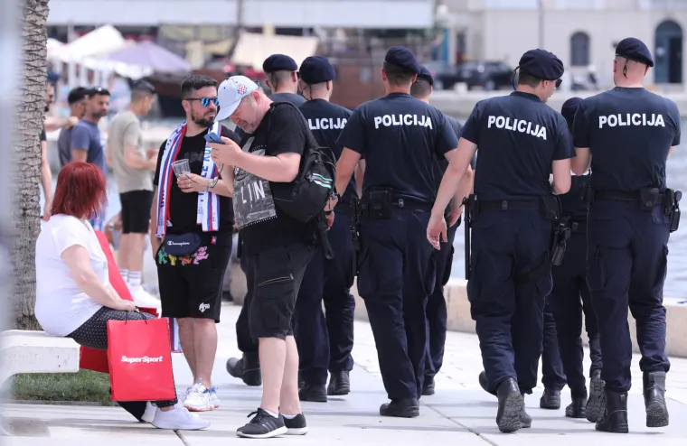 Hajduk i Rijeka večeras od 19 sati na Poljudu igraju finale Hrvatskog nogometnog kupa. Splitska riva se već puni navijačima i navijačicam svih uzrasta te se atmosfera zahuktava. 