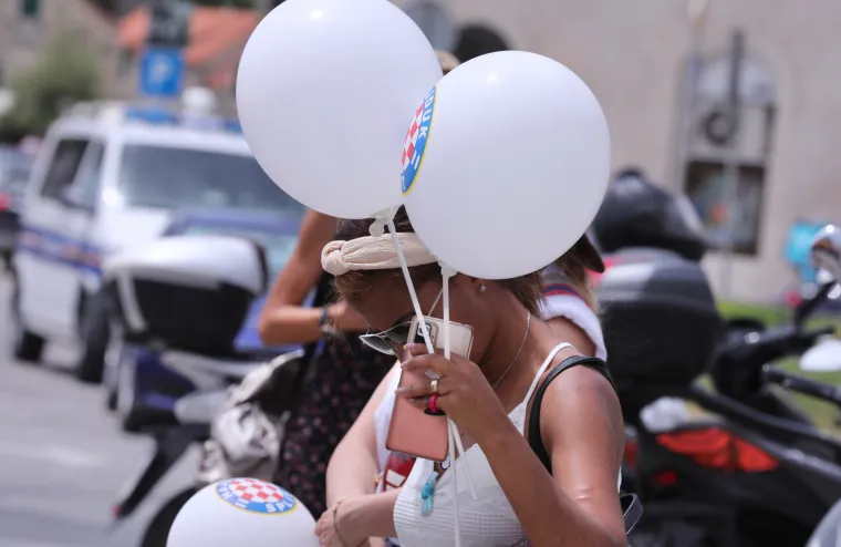 Hajduk i Rijeka večeras od 19 sati na Poljudu igraju finale Hrvatskog nogometnog kupa. Splitska riva se već puni navijačima i navijačicam svih uzrasta te se atmosfera zahuktava. 