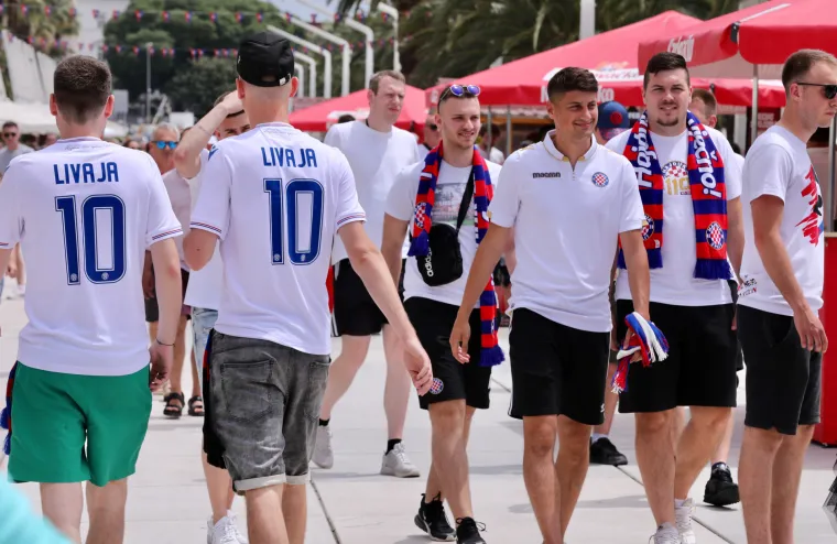 Hajduk i Rijeka večeras od 19 sati na Poljudu igraju finale Hrvatskog nogometnog kupa. Splitska riva se već puni navijačima i navijačicam svih uzrasta te se atmosfera zahuktava. 