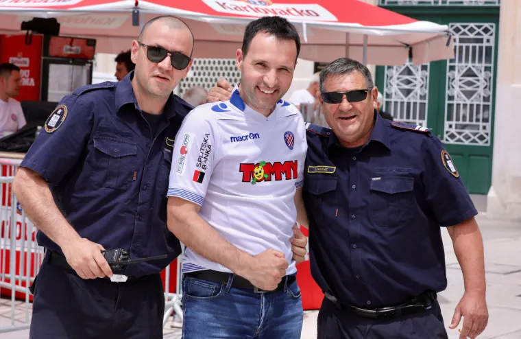 Hajduk i Rijeka večeras od 19 sati na Poljudu igraju finale Hrvatskog nogometnog kupa. Splitska riva se već puni navijačima i navijačicam svih uzrasta te se atmosfera zahuktava. 