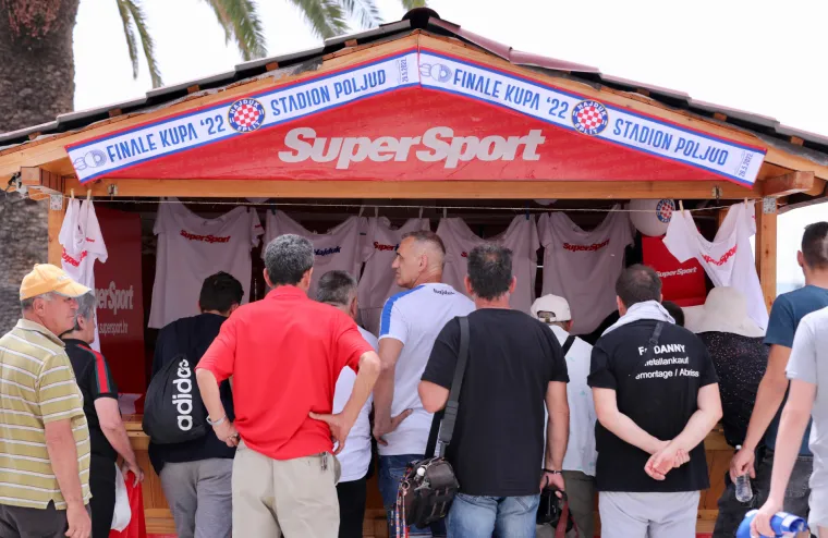 Hajduk i Rijeka večeras od 19 sati na Poljudu igraju finale Hrvatskog nogometnog kupa. Splitska riva se već puni navijačima i navijačicam svih uzrasta te se atmosfera zahuktava. 