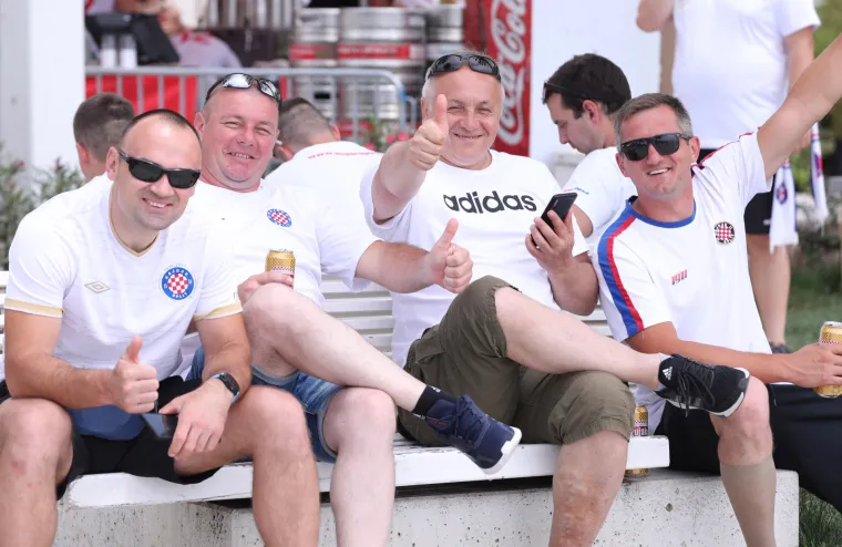 Hajduk i Rijeka večeras od 19 sati na Poljudu igraju finale Hrvatskog nogometnog kupa. Splitska riva se već puni navijačima i navijačicam svih uzrasta te se atmosfera zahuktava. 