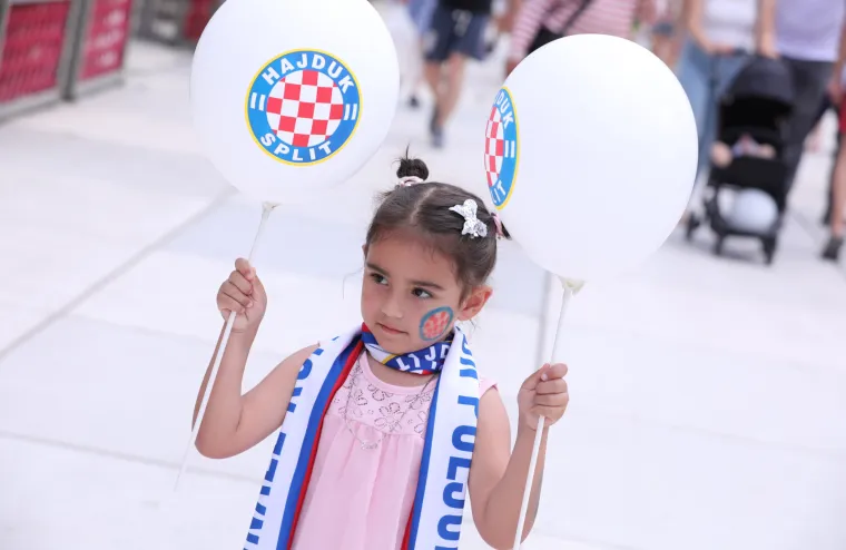 Hajduk i Rijeka večeras od 19 sati na Poljudu igraju finale Hrvatskog nogometnog kupa. Splitska riva se već puni navijačima i navijačicam svih uzrasta te se atmosfera zahuktava. 