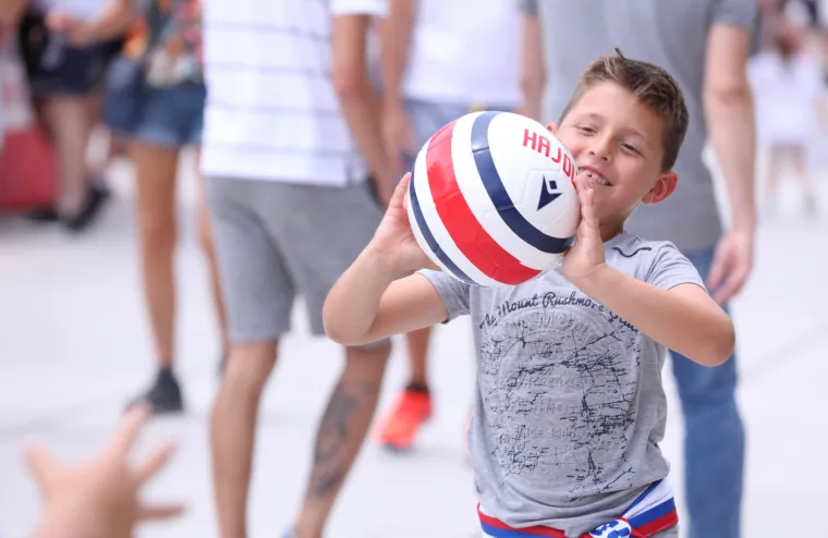 Hajduk i Rijeka večeras od 19 sati na Poljudu igraju finale Hrvatskog nogometnog kupa. Splitska riva se već puni navijačima i navijačicam svih uzrasta te se atmosfera zahuktava. 