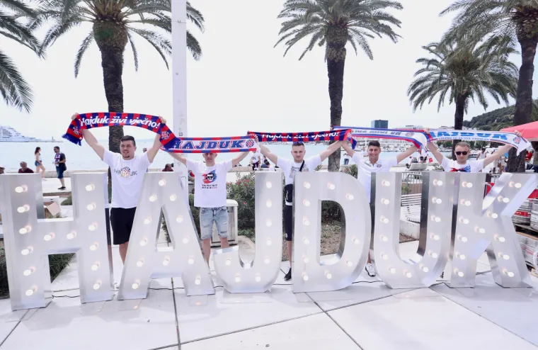 Hajduk i Rijeka večeras od 19 sati na Poljudu igraju finale Hrvatskog nogometnog kupa. Splitska riva se već puni navijačima i navijačicam svih uzrasta te se atmosfera zahuktava. 