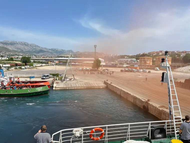 Hajduk i Rijeka večeras od 19 sati na Poljudu igraju finale Hrvatskog nogometnog kupa. Splitska riva se već puni navijačima i navijačicam svih uzrasta te se atmosfera zahuktava. 