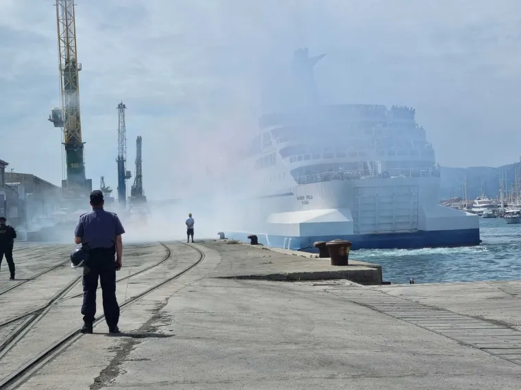 Hajduk i Rijeka večeras od 19 sati na Poljudu igraju finale Hrvatskog nogometnog kupa. Splitska riva se već puni navijačima i navijačicam svih uzrasta te se atmosfera zahuktava. 