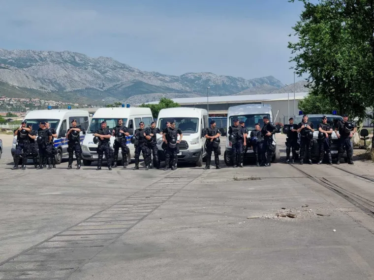 Hajduk i Rijeka večeras od 19 sati na Poljudu igraju finale Hrvatskog nogometnog kupa. Splitska riva se već puni navijačima i navijačicam svih uzrasta te se atmosfera zahuktava. 