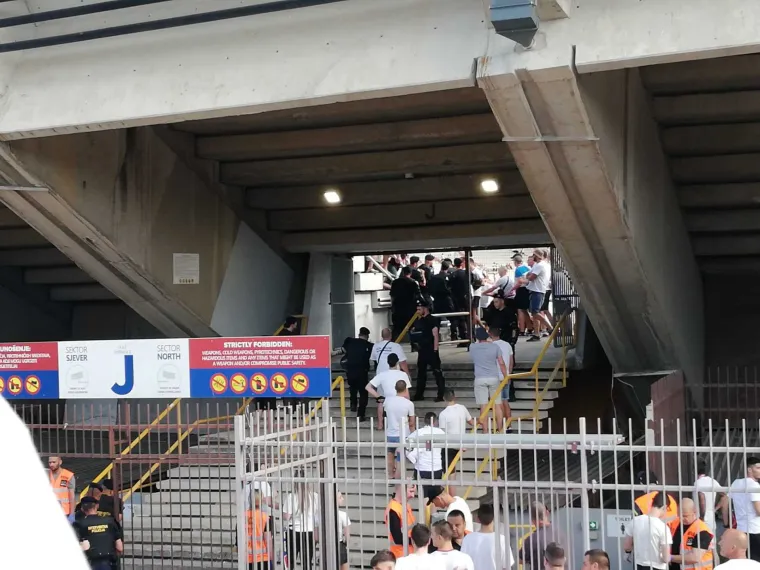 Zaiskrilo na ulazu na stadion, policija i navijači ušli u manji sukob: 'Hoćete li opet pucat'