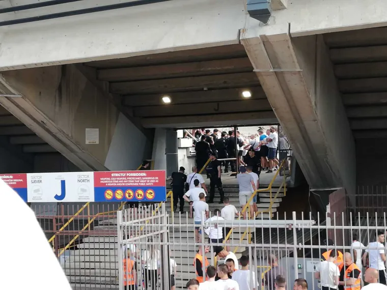 Zaiskrilo na ulazu na stadion, policija i navijači ušli u manji sukob: 'Hoćete li opet pucat'