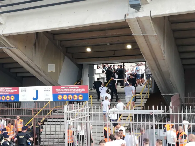 Zaiskrilo na ulazu na stadion, policija i navijači ušli u manji sukob: 'Hoćete li opet pucat'