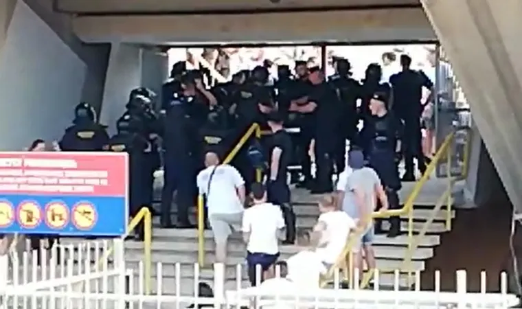 Zakuhalo se na Sjeveru Poljuda prije utakmice. Incident je bio manjeg intenziteta. 