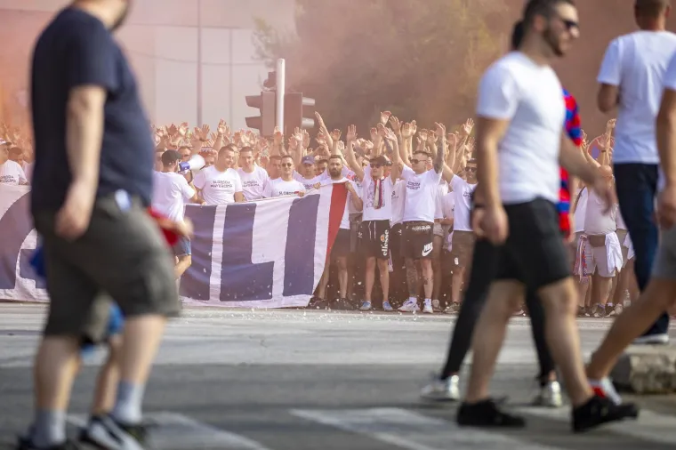 Torcida&scaron;i na Poljud do&scaron;li u posebnim majicama, evo &scaron;to pi&scaron;e na njima