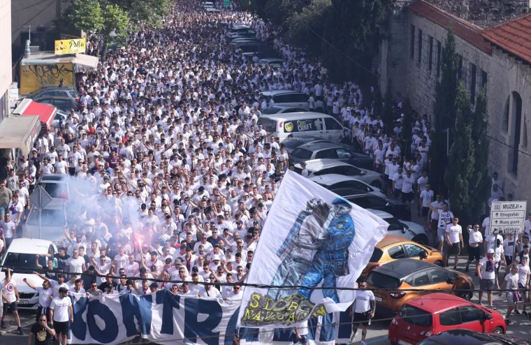Torcida&scaron;i na Poljud do&scaron;li u posebnim majicama, evo &scaron;to pi&scaron;e na njima
