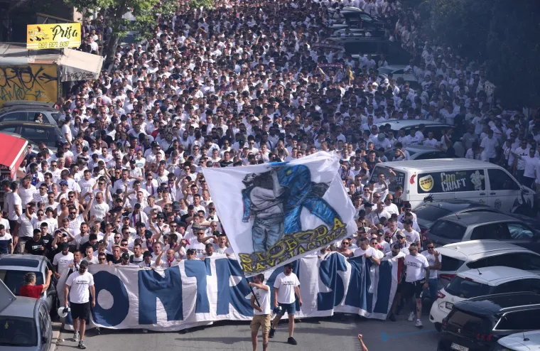 Korteo Torcide prema stadionu. 