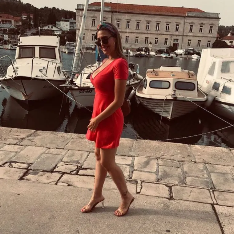 Šurjak smatra da je kao žena još više pod povećalom javnosti i da biti žena među sportskim novinarima nije baš najzahvalnija pozicija jer na utakmicama nema mjesta ženstvenosti, mora se brzo reagirati i snaći se u nepredviđenim situacijama. 