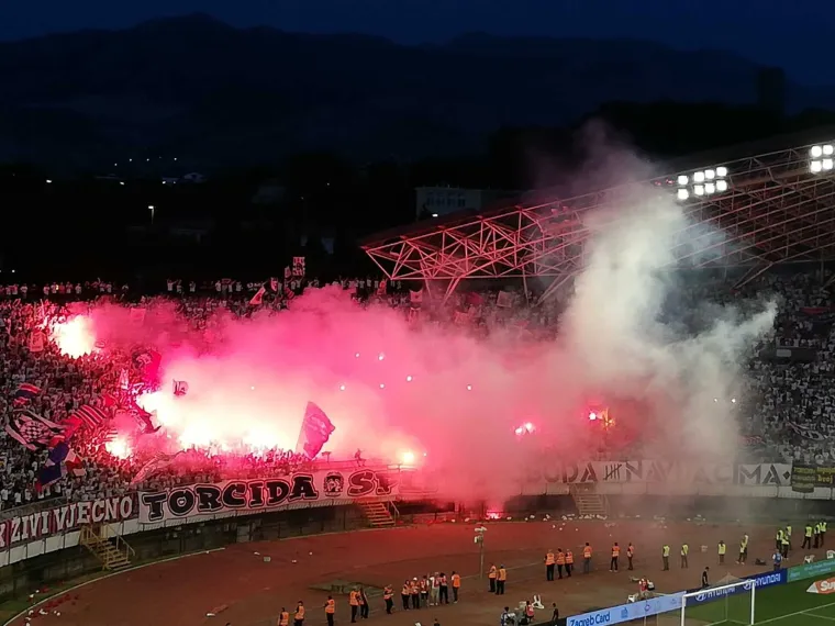 Ovo niste mogli vidjeti na TV-u, Torcida napravila veliku bakljadu, a ubrzo je krenulo: 'Hrvatska policija....'