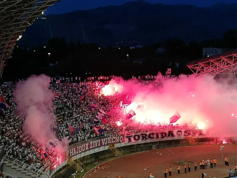 Ovo niste mogli vidjeti na TV-u, Torcida napravila veliku bakljadu, a ubrzo je krenulo: 'Hrvatska policija....'