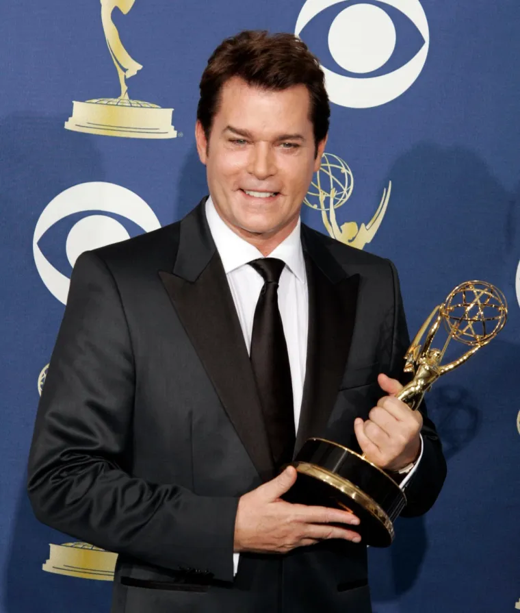 Svoj glumački debi imao je u dnevnoj sapunici NBC-a "Drugi svijet", a zatim se mučio s pronalaskom glavnog holivudskog djela. Svoju bitnu ulogu ostvario je u neuobičajenoj komediji Jonathana Demmea "Something Wild", glumeći psihotičnog biv&scaron;eg muža osuđenika Melanie Griffith, zaokret koji je dao naslutiti razoružavajuću nervozu koju bi mogao prenijeti na ekran. "Polje snova" podiglo je njegov status, a "Goodfellas" ga je katapultirao u američku filmsku povijest. (Pesci je bio jedini član glumačke ekipe "Goodfellas" koji je nominiran za Oscara, osvojiv&scaron;i Oscara za najboljeg sporednog glumca 1991.) 