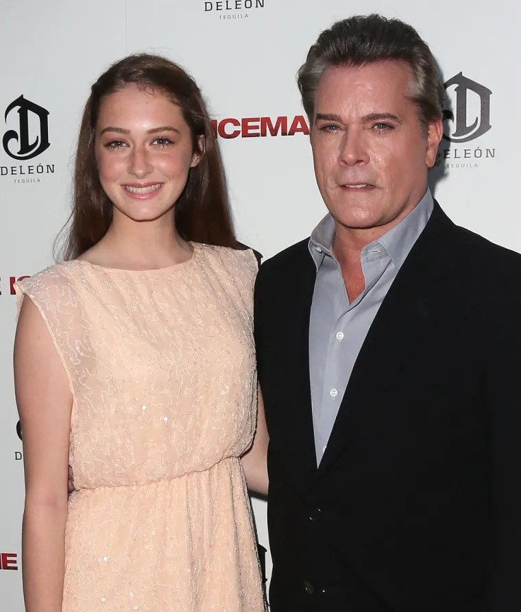 2007. glumac je rekao za The Guardian: "Cijeli moj život je oko nje. Biti tata. Doći će i posjetiti me na snimanju. Ne volim da prođe predugo prije nego ju vidim. Možda nekoliko tjedana." Ray je o svojoj kćeri rekao: "Upravo sam imao period od četiri mjeseca kod kuće jer sam odlučio ne snimati filmove kako bih mogao provoditi vi&scaron;e vremena s njom. Sve se svodilo na to da ju vodim na satove plesa, igram se s njom." 
