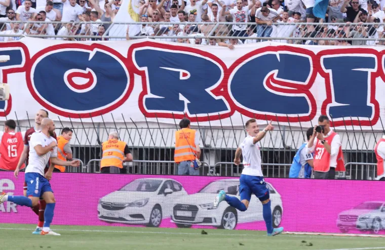 'Pucanje u narod za vas nije strava? Al' nam već nisu oduzeta sva ljudska prava?'