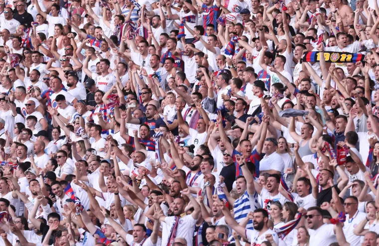 'Pucanje u narod za vas nije strava? Al' nam već nisu oduzeta sva ljudska prava?'