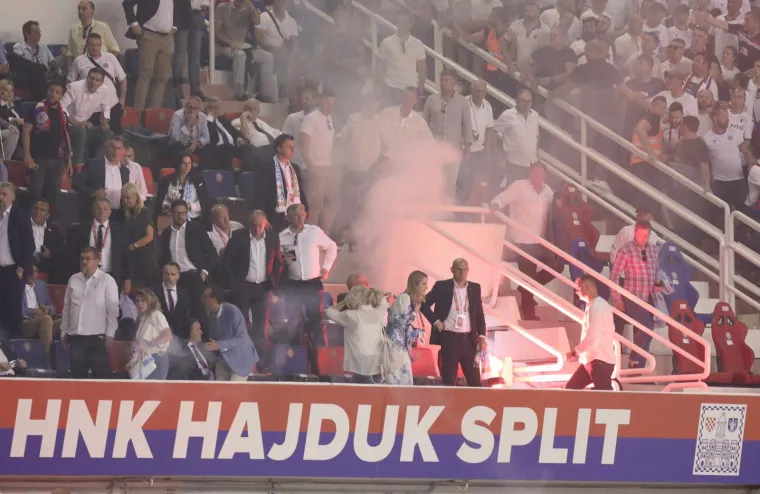 Armada bacala baklje prema svečanoj loži, jedna uletjela među uglednike i pogodila Mi&scaron;kovićevu suprugu