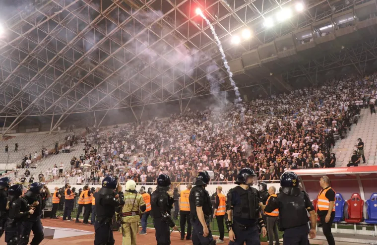 Armada bacala baklje prema svečanoj loži, jedna uletjela među uglednike i pogodila Mi&scaron;kovićevu suprugu