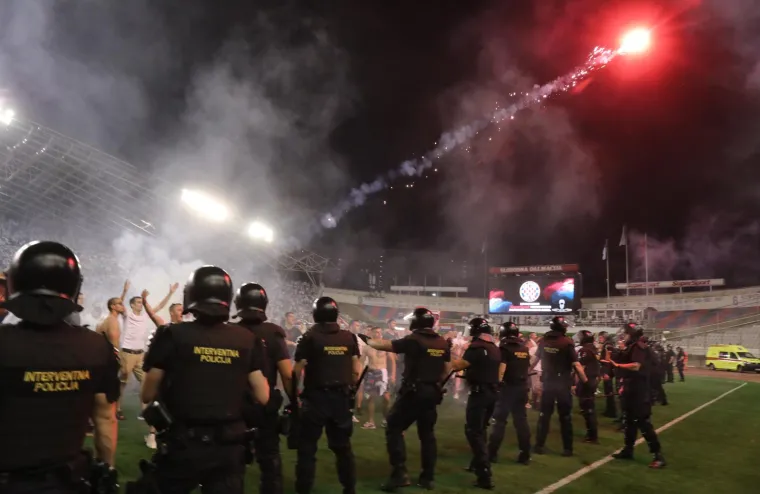 Armada bacala baklje prema svečanoj loži, jedna uletjela među uglednike i pogodila Mi&scaron;kovićevu suprugu