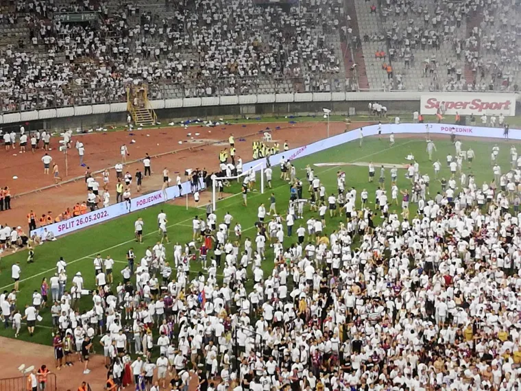 Armada bacala baklje prema svečanoj loži, jedna uletjela među uglednike i pogodila Mi&scaron;kovićevu suprugu