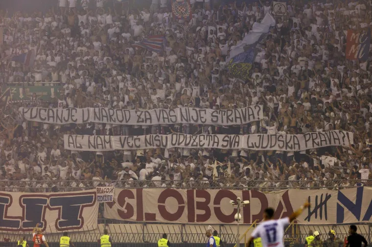 Armada bacala baklje prema svečanoj loži, jedna uletjela među uglednike i pogodila Mi&scaron;kovićevu suprugu