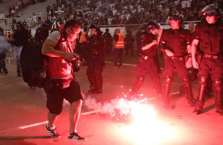 Nevjerojatne scene! Navijači uletjeli na travnjak i proslavili naslov kupa: Armada bacala baklje na svečanu ložu