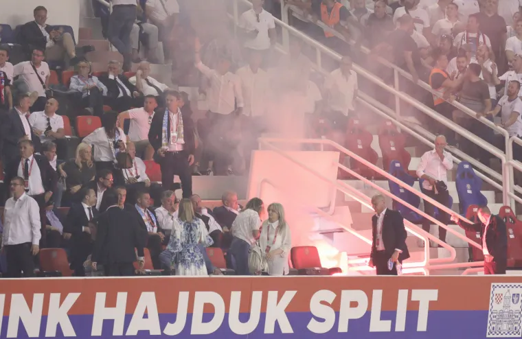 Nevjerojatne scene! Navijači uletjeli na travnjak i proslavili naslov kupa: Armada bacala baklje na svečanu ložu