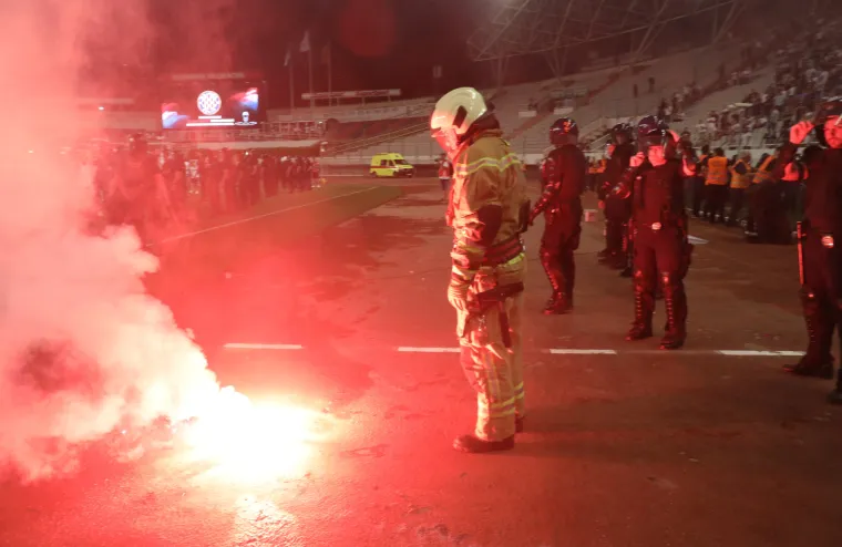 Nevjerojatne scene! Navijači uletjeli na travnjak i proslavili naslov kupa: Armada bacala baklje na svečanu ložu
