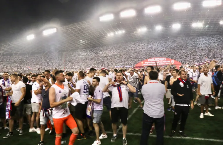 Nevjerojatne scene! Navijači uletjeli na travnjak i proslavili naslov kupa: Armada bacala baklje na svečanu ložu