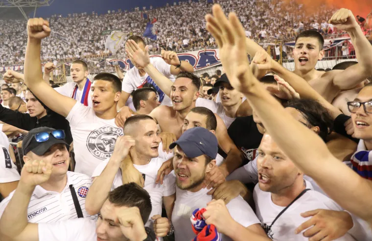 Nevjerojatne scene! Navijači uletjeli na travnjak i proslavili naslov kupa: Armada bacala baklje na svečanu ložu