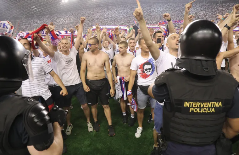 Nevjerojatne scene! Navijači uletjeli na travnjak i proslavili naslov kupa: Armada bacala baklje na svečanu ložu