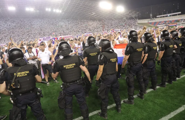 Nevjerojatne scene! Navijači uletjeli na travnjak i proslavili naslov kupa: Armada bacala baklje na svečanu ložu