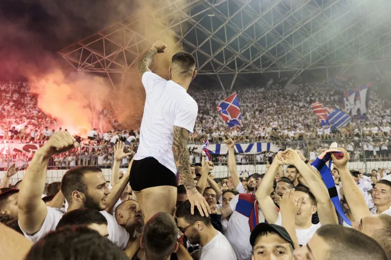 Nevjerojatne scene! Navijači uletjeli na travnjak i proslavili naslov kupa: Armada bacala baklje na svečanu ložu